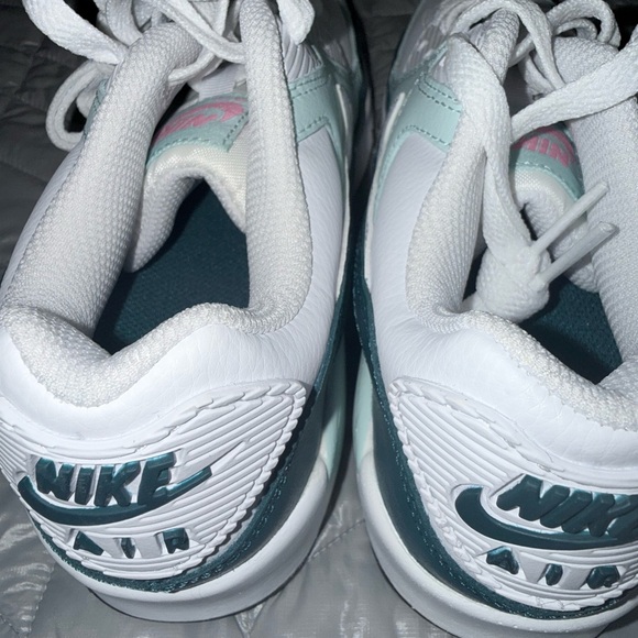 Kids NIKE shoes! Size 4.5 - unisex NWOT - - Picture 4 of 4
